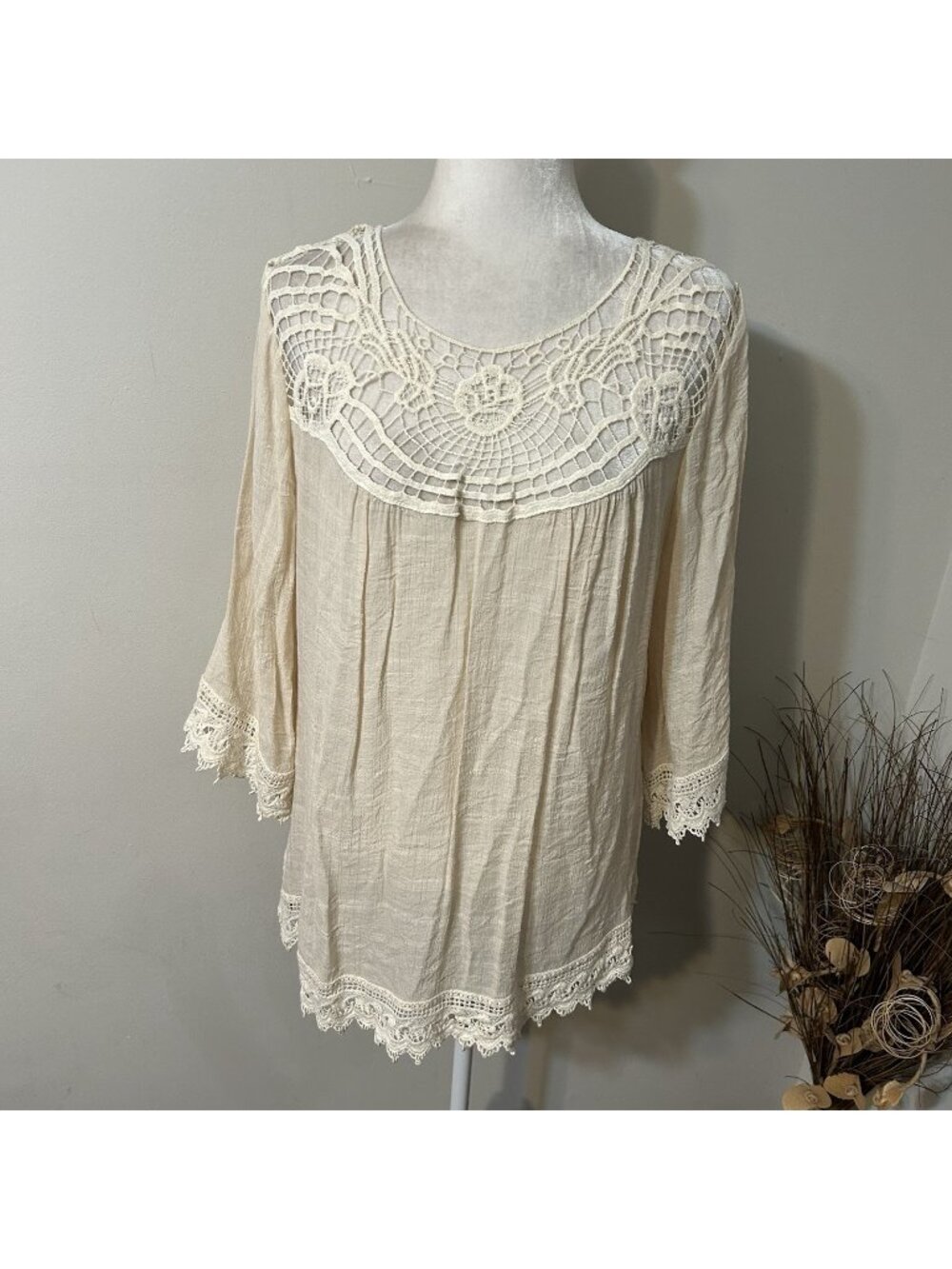 NWT Adiva Crochet Neck & Hem Accent Blouse Top Beige 3/4 Sleeves Keyhole Back L